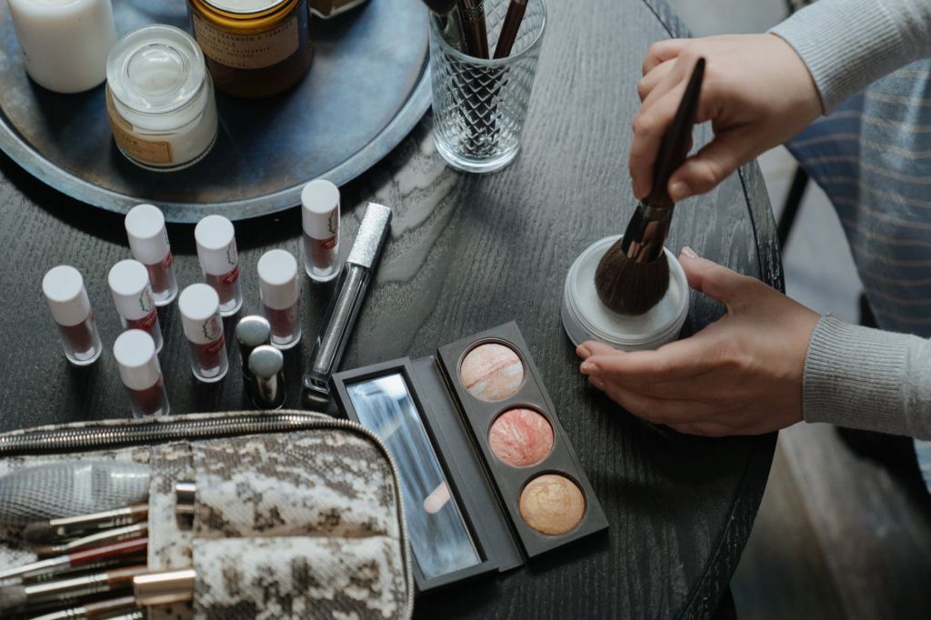 Δείτε πώς θα καθαρίζετε σωστά τα πινέλα του make up σας