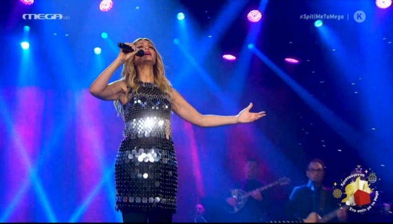 Όλα «Χαρτοπόλεμο» τα έκανε η Νατάσα Θεοδωρίδου στη σκηνή του MEGA