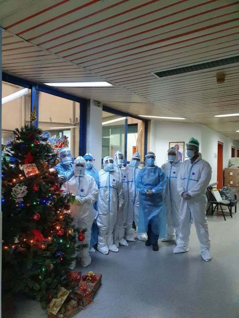 Θεσσαλονίκη : Στόλισαν χριστουγεννιάτικο δέντρο σε κλινική Covid του Ιπποκράτειου