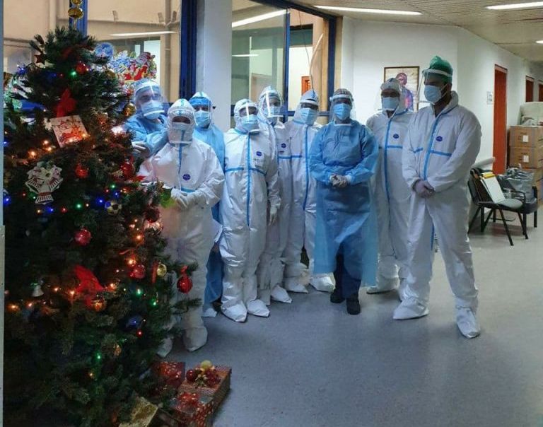 Θεσσαλονίκη : Στόλισαν χριστουγεννιάτικο δέντρο σε κλινική Covid του Ιπποκράτειου