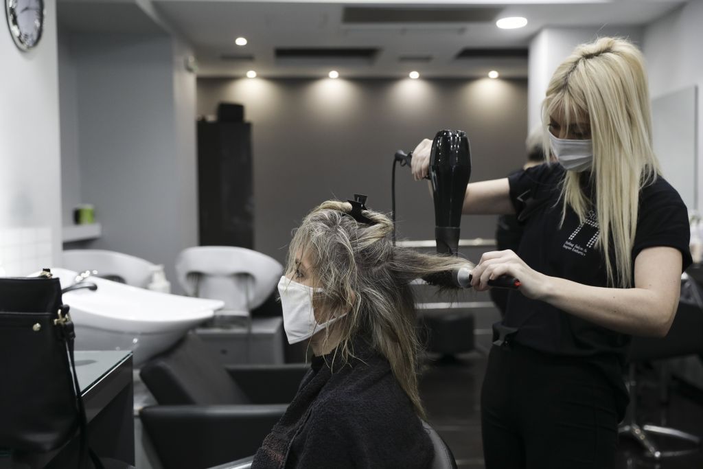 Lockdown : Ανοίγουν τα κομμωτήρια μέχρι τη Δευτέρα