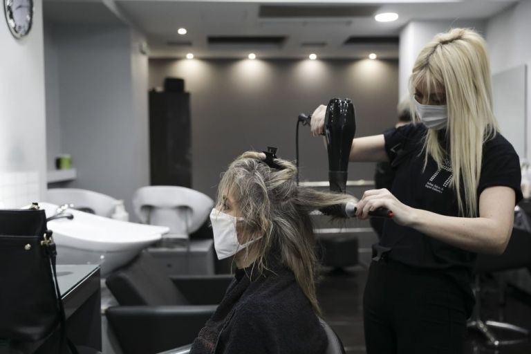 Lockdown : Ανοίγουν τα κομμωτήρια μέχρι τη Δευτέρα