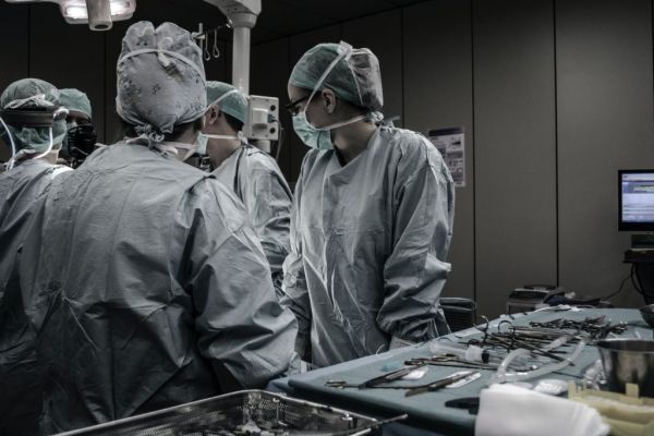 Ιταλία : Ο γιατρός που χειρουργεί εγκεφάλους ασθενών ενώ έχουν τις αισθήσεις τους