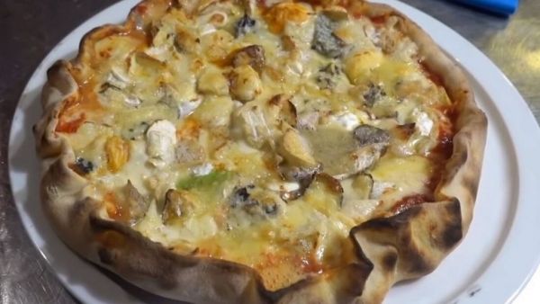 H πιο…τυρένια πίτσα του 2020 ήρθε από την Γαλλία