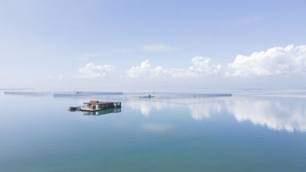 Αυτό το πλωτό ξενοδοχείο γίνεται ένα με τη θάλασσα