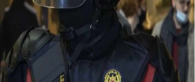 Αλβανία : Με τουρκικό εθνόσημο και γραφή οι στολές των αστυνομικών στις διαδηλώσεις