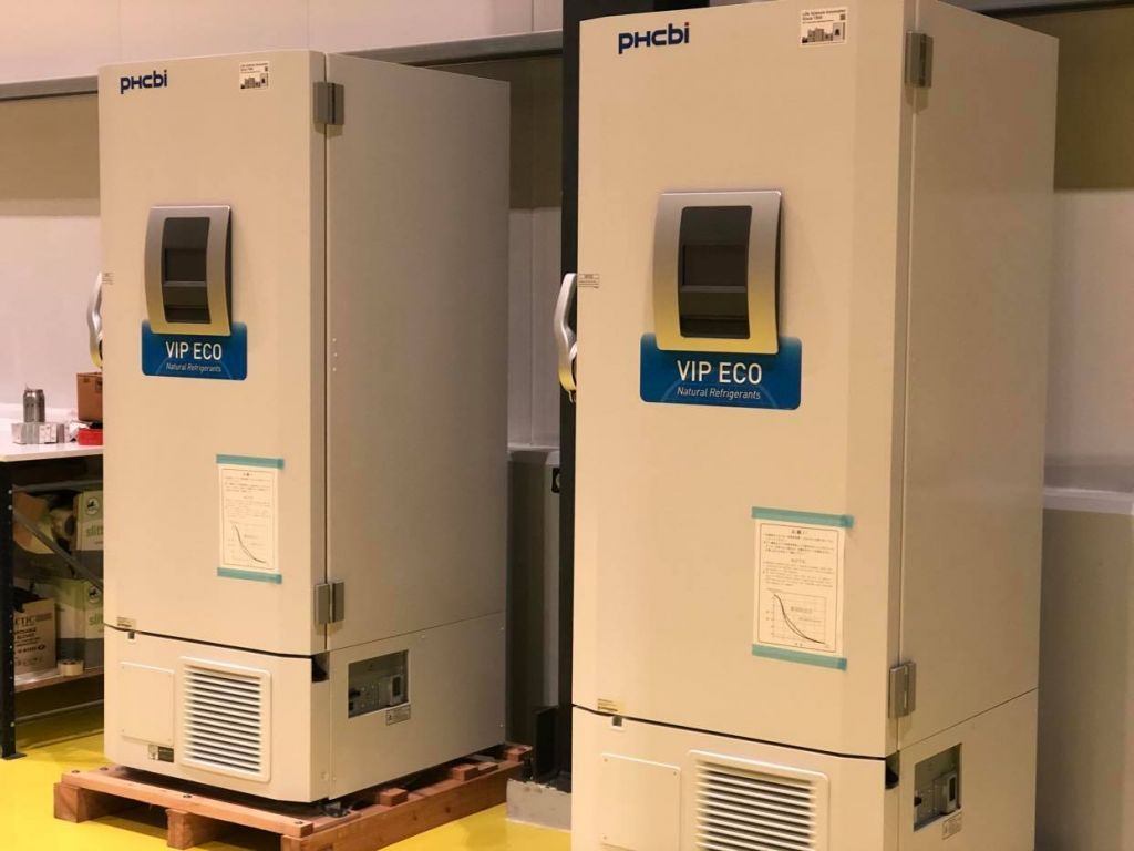 Κοροναϊός : Έτσι είναι τα ψυγεία που θα φυλάσσονται τα εμβόλια – Έφθασαν τα πρώτα δύο στη Θεσσσαλονίκη