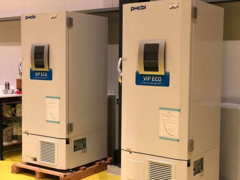 Κοροναϊός : Έτσι είναι τα ψυγεία που θα φυλάσσονται τα εμβόλια – Έφθασαν τα πρώτα δύο στη Θεσσσαλονίκη