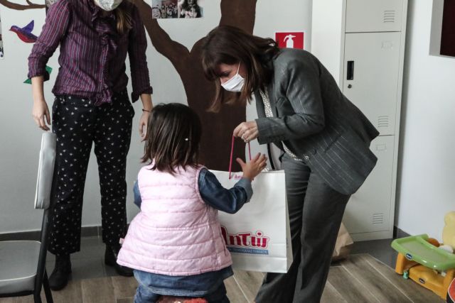 Ξενώνα με ανήλικα προσφυγάκια επισκέφτηκε η Κ. Σακελλαροπούλου