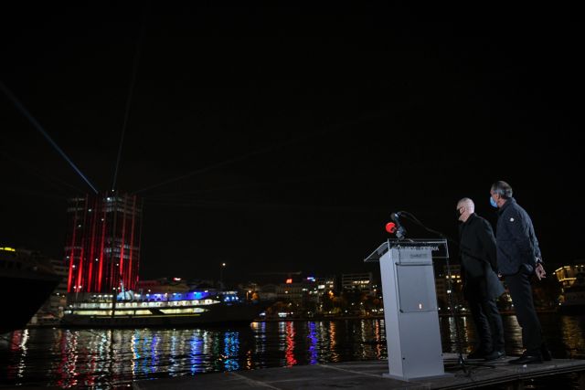 «Φόρεσε» τα γιορτινά του ο Πύργος του Πειραιά [Εικόνες]