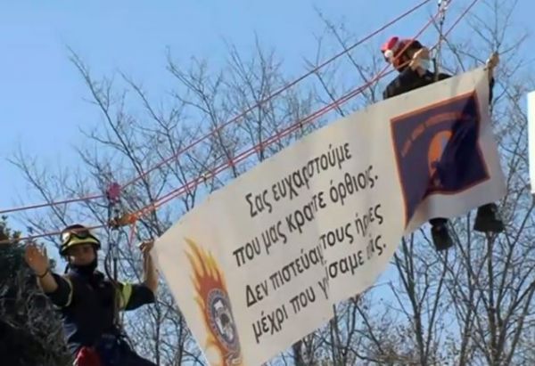 Πυροσβέστες… αγιοβασίληδες μοίρασαν χαρά σε παιδιά