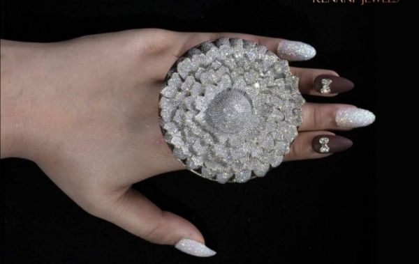 Ινδία : Ένα δακτυλίδι με 12.638 διαμάντια στο βιβλίο των ρεκόρ Γκίνες