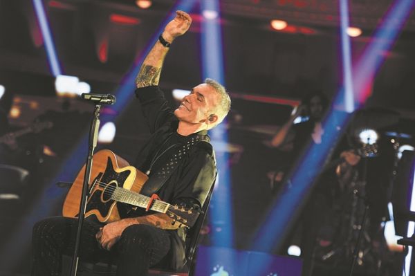 Σπίτι με το MEGA: Με το καινούργιο «Δεν φοβήθηκα» ξεκίνησε η συναυλία του Στέλιου Ρόκκου