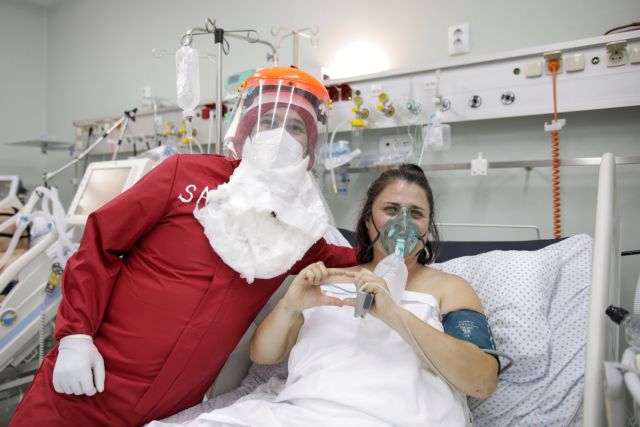 Κοροναϊός : Τους έδωσε ελπίδα ως νοσηλευτής και δώρα σαν Αϊ-Βασίλης