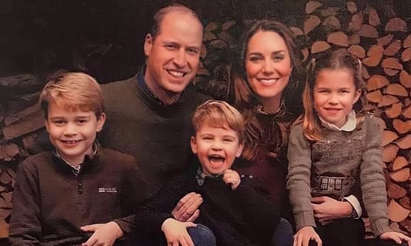 Κέιτ & Γουίλιαμ μαζί με τα παιδιά σε χριστουγεννιάτικη φωτογραφία που διέρρευσε στο Facebook