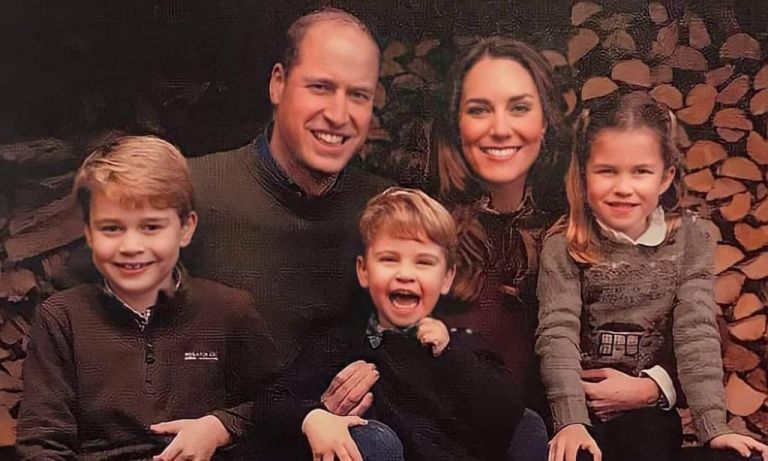 Κέιτ & Γουίλιαμ μαζί με τα παιδιά σε χριστουγεννιάτικη φωτογραφία που διέρρευσε στο Facebook