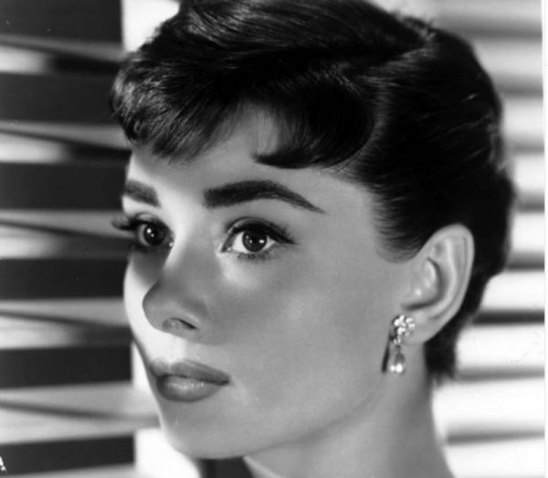 Όντρεϊ Χέπμπορν : Κάντε μόνες σας το αυθεντικό cat -eye της αξέχαστης σταρ