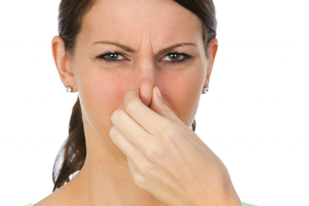 Κοροναϊός: Τι σημαίνει αν σας μυρίζει ψάρι, θείο, ή καμένο. Νέο σύμπτωμα εντόπισαν οι ειδικοί