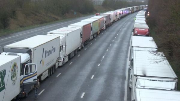 Βρετανία : Χριστούγεννα μέσα στα φορτηγά για χιλιάδες αποκλεισμένους οδηγούς στο Ντόβερ