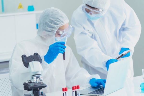 Ο κοροναϊός μπορεί να κρύβει το γενετικό υλικό του μέσα στα ανθρώπινα χρωμοσώματα