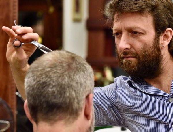 Η καραντίνα, οι διαθέσιμες επιλογές των ανδρών και οι συμβουλές ενός μπαρμπέρη