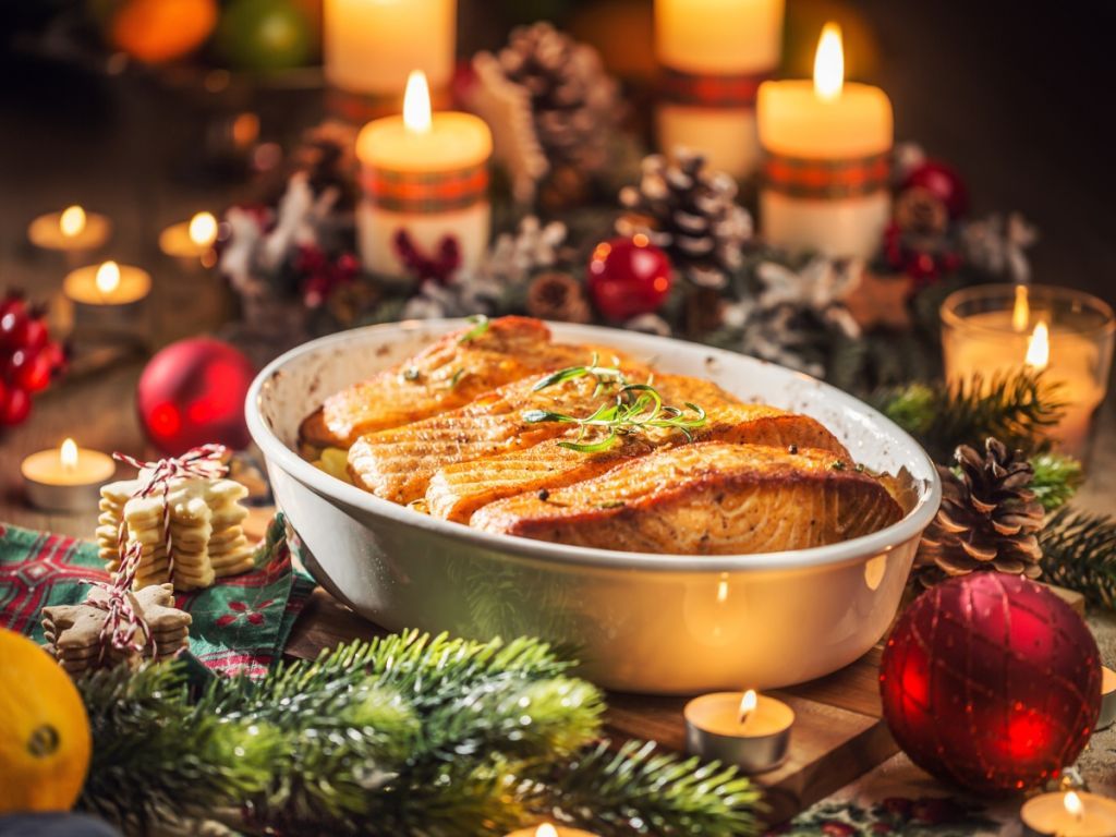 Σολωμός στον φούρνο με μυρωδικά που «νικά» την γαλοπούλα