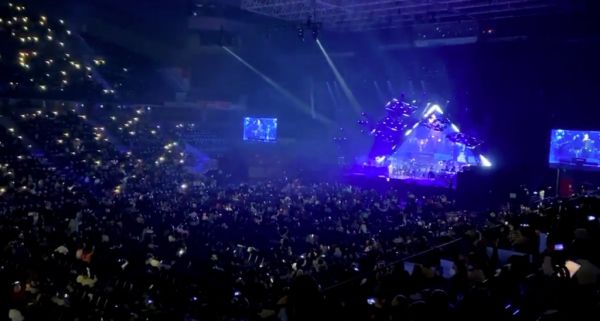 Κοροναϊός : Απίστευτες εικόνες συνωστισμού από συναυλία σε κλειστό χώρο στην Ισπανία