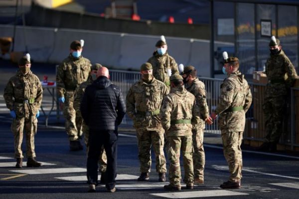 Βρετανία : Κατεβαίνει ο στρατός στο Ντόβερ – Για να διευκολύνει τα αποκλεισμένα φορτηγά