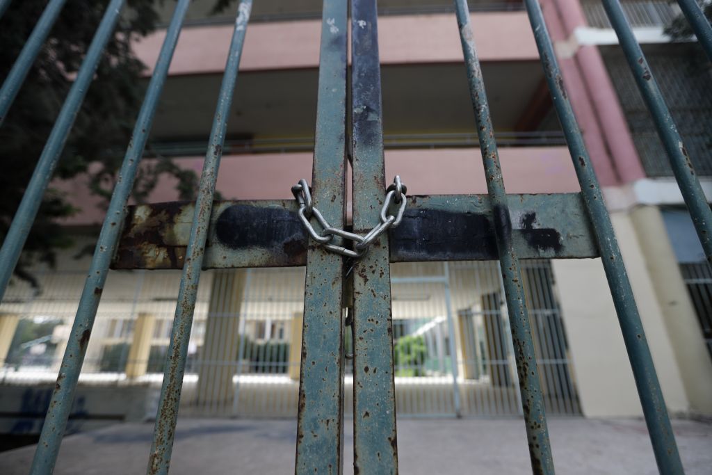 Lockdown : Τα δύο σενάρια για το άνοιγμα των σχολείων – Ημερομηνίες «κλειδιά» για εστίαση και λιανεμπόριο