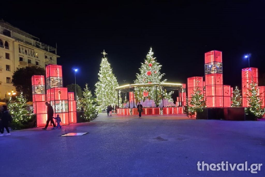 Θεσσαλονίκη : Φωταγωγήθηκε το χριστουγεννιάτικο δέντρο στην πλατεία  Αριστοτέλους | in.gr