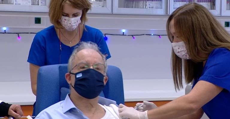 Εμβολιάστηκε στον «Ευαγγελισμό» ο πρόεδρος της Βουλής