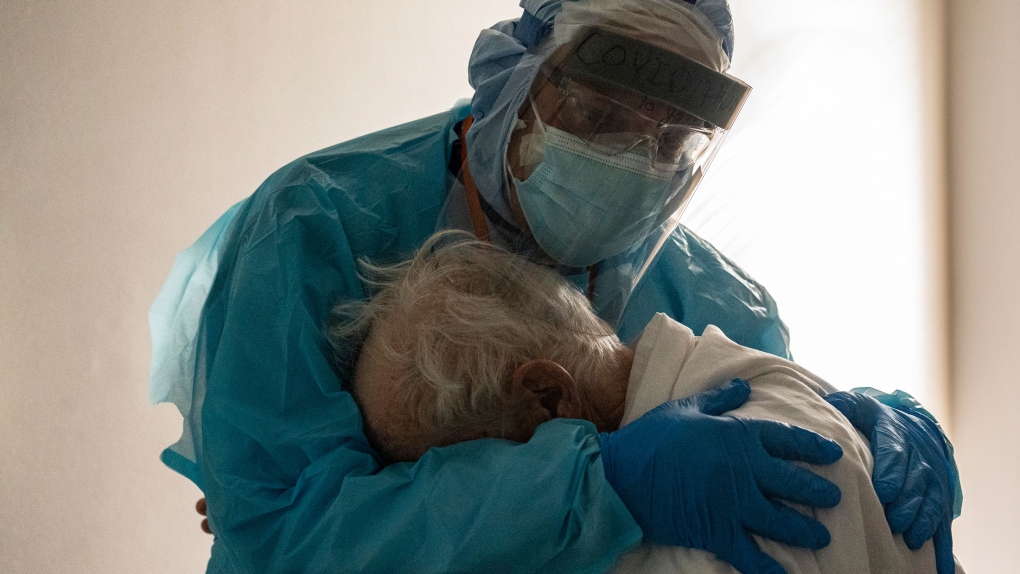 Η φωτογραφία - σύμβολο : Γιατρός αγκαλιάζει ηλικιωμένο που κλαίει στη μονάδα Covid