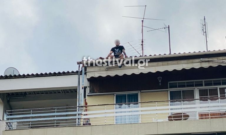 Θεσσαλονίκη: 25χρονος απειλεί να βουτήξει στο κενό από ταράτσα πολυκατοικίας
