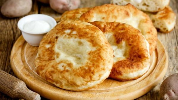 Χρυσαφένια & αφράτα τηγανόψωμα με φέτα