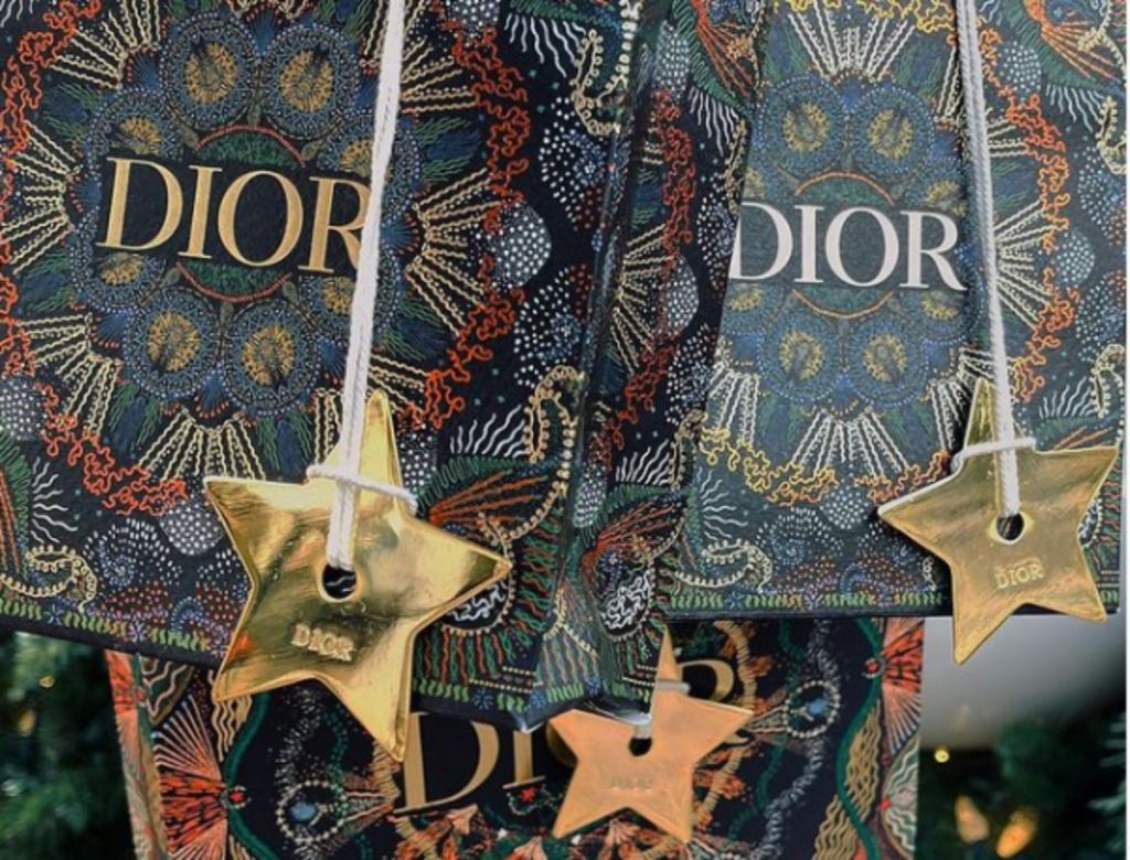 Dior : Ο γαλλικός οίκος στόλισε τις χριστουγεννιάτικες βιτρίνες του