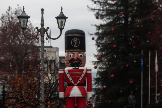 Τρίκαλα : Φόρεσαν τις μάσκες τους οι Καρυοθραύστες