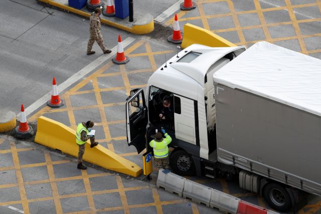 Βρετανία: Θετικά 36 από τα 15.526 τεστ που έγιναν στους αποκλεισμένους οδηγούς φορτηγών