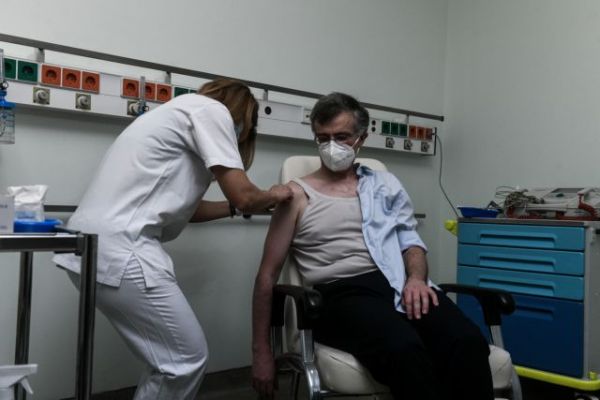 Χαμός στο Twitter με το φανελάκι του Σωτήρη Τσιόδρα