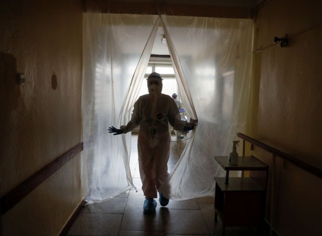 Κοροναϊός : Εκτός ελέγχου ακόμη η πανδημία - Τι φοβούνται οι γιατροί για τις επόμενες μέρες
