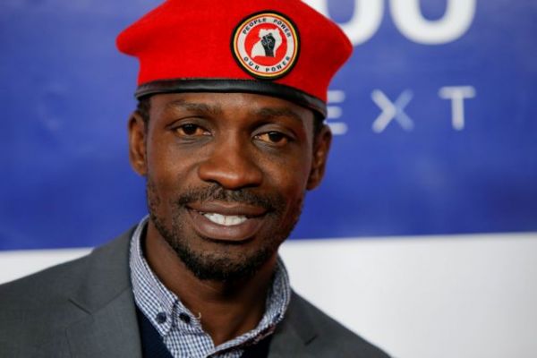 Ουγκάντα : Ο ποπ σταρ υποψήφιος για την προεδρία καταγγέλλει δολοφονία σωματοφύλακά του από αστυνομικούς