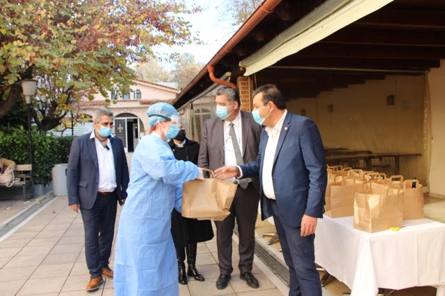 Ο δήμος Φυλής τίμησε τους εργαζομένους του νοσοκομείου Λαϊκό