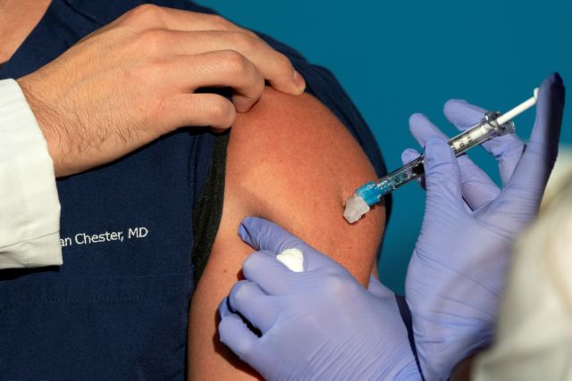 Κοροναϊός: Ξεκίνησαν οι μαζικοί εμβολιασμοί στις ΗΠΑ