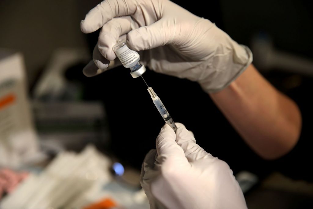 Αντίστροφη μέτρηση για την «Ελευθερία»: «Ναι» της Κομισιόν στο εμβόλιο των Pfizer/BioNTech