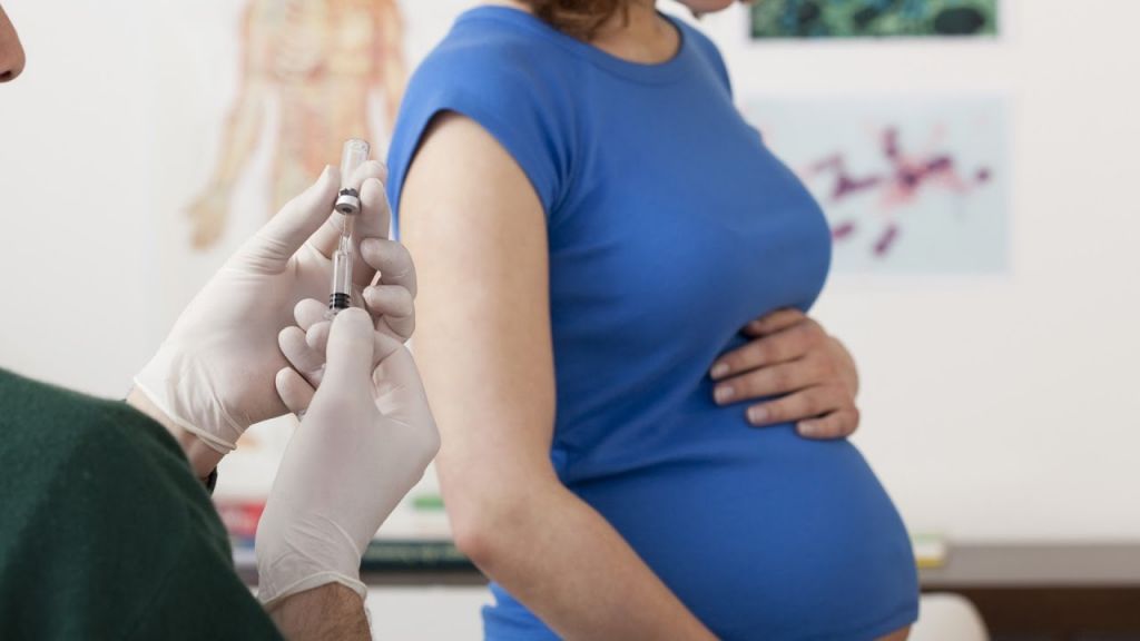 Ηλίας Μόσιαλος : «Εμβόλια και εγκυμοσύνη; Όχι ακόμα»