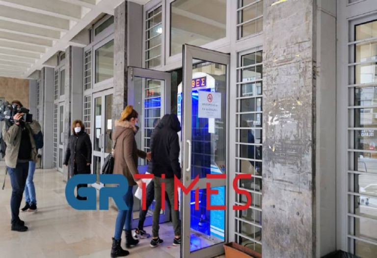 Βιασμός 14χρονης στη Θεσσαλονίκη: Στο δικαστήριο οι επτά ανήλικοι κατηγορούμενοι