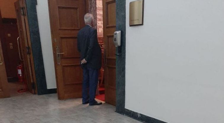 Με τσιγάρο στο χέρι μέσα στη Βουλή ο πρώην υπουργός του ΣΥΡΙΖΑ, Δημήτρης Βίτσας