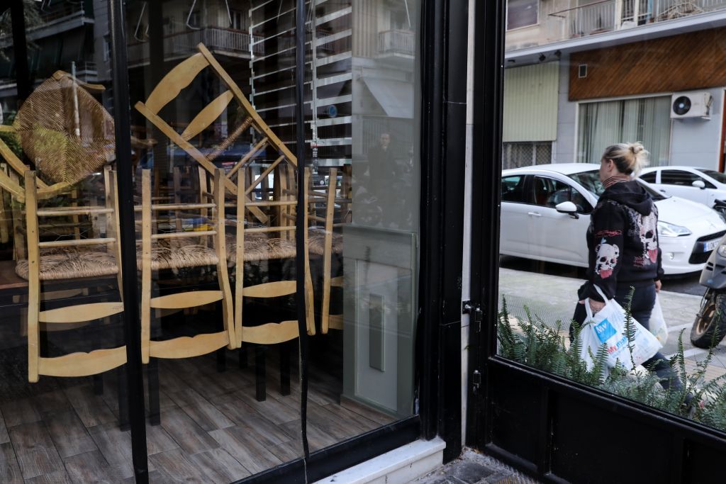 ΕΛΣΤΑΤ : «Βουτιά» 3,2 δισ. ευρώ στον τζίρο επιχειρήσεων παροχής καταλυμάτων και εστίασης