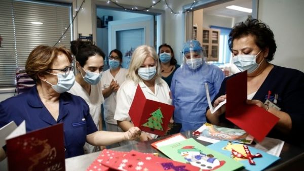 Κοροναϊός : Τα παιδιά έγιναν ο Άγιος Βασίλης των υγειονομικών – Τους έστειλαν ευχές και δώρα