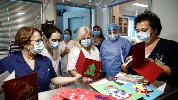 Κοροναϊός : Τα παιδιά έγιναν ο Άγιος Βασίλης των υγειονομικών - Τους έστειλαν ευχές και δώρα
