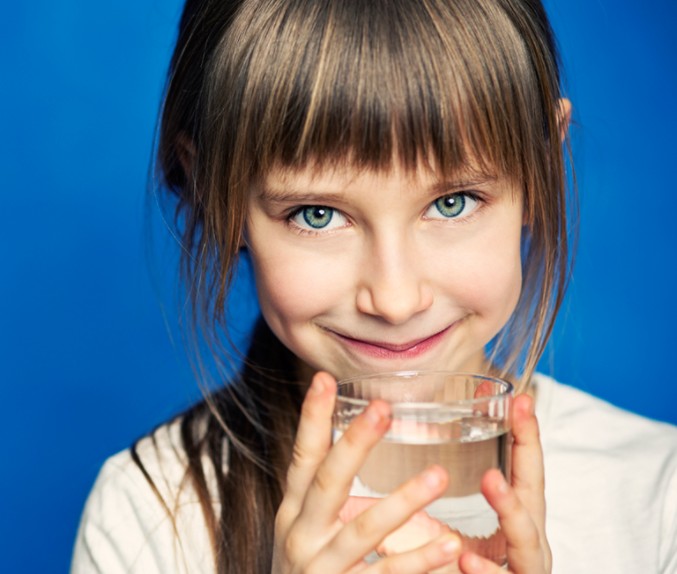Πώς θα ενθαρρύνουμε τα παιδιά να πίνουν περισσότερο νερό